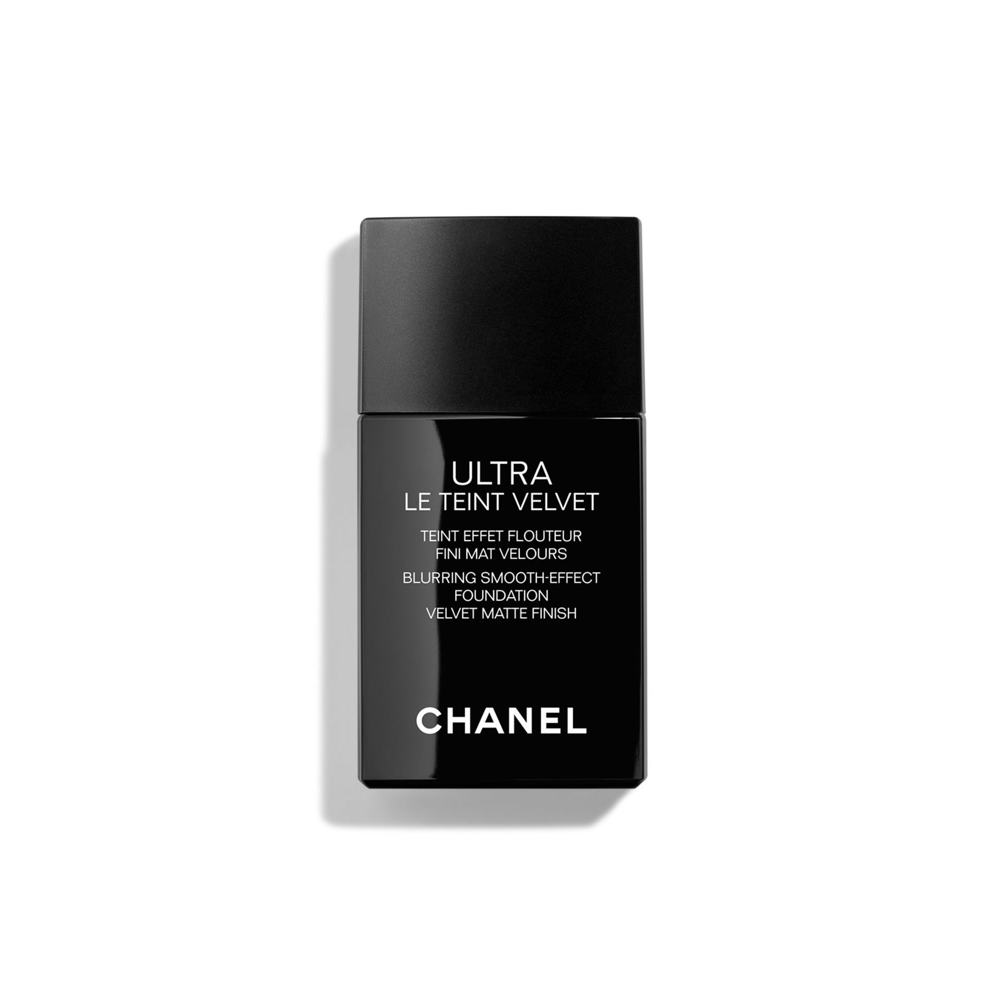 CHANEL ULTRA LE TEINT VELVET FOUNDATION MIT WEICHZEICHNEREFFEKT. SAMTIG-MATTES FINISH.